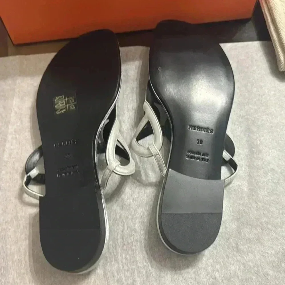 Hermes
Metallic Suede Goatskin
Beach Sandals 38 Silver - Picture 13 of 13